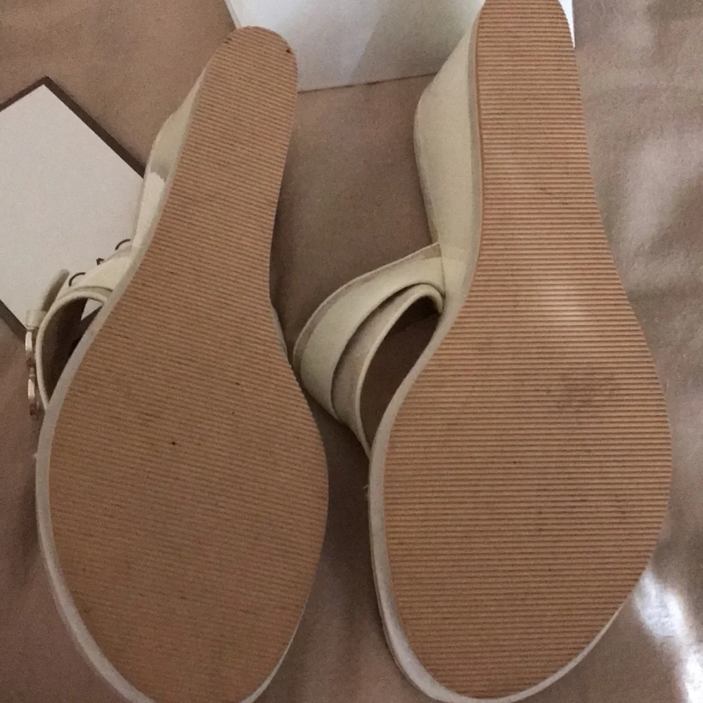 Coach size 10 white / ivory canvas & patent leather platform wedge sandal - Picture 15 of 16